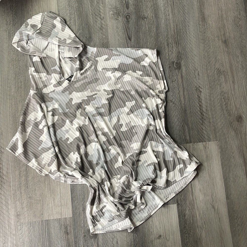 Kim & Cami camouflaged tie front blouse size L